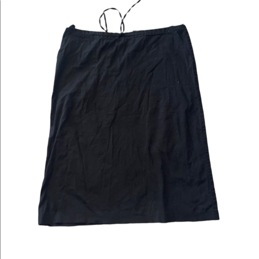Black‎ skirt